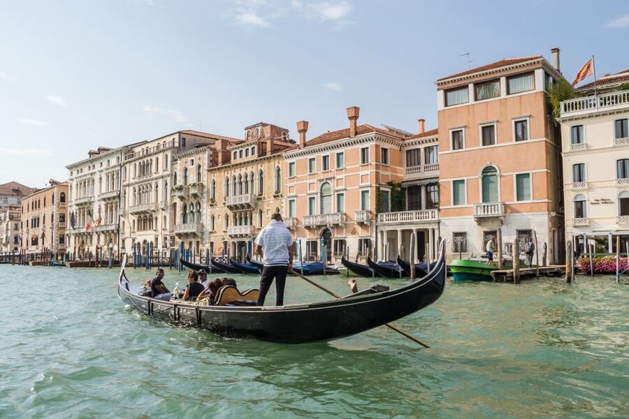 Venice: Shared Gondola Ride Across the Grand Canal - Timing, crowds, and weather