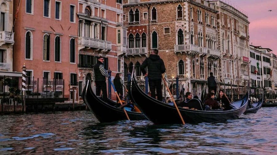 Venice: Shared Gondola Ride at Sunset - What this gondola ride actually delivers