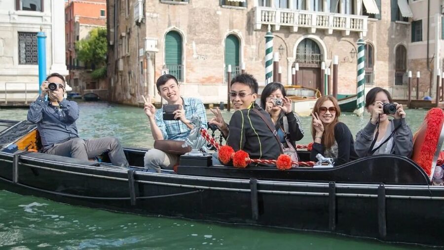 Venice: Shared Gondola Ride at Sunset - What the gondolier does, and does not do