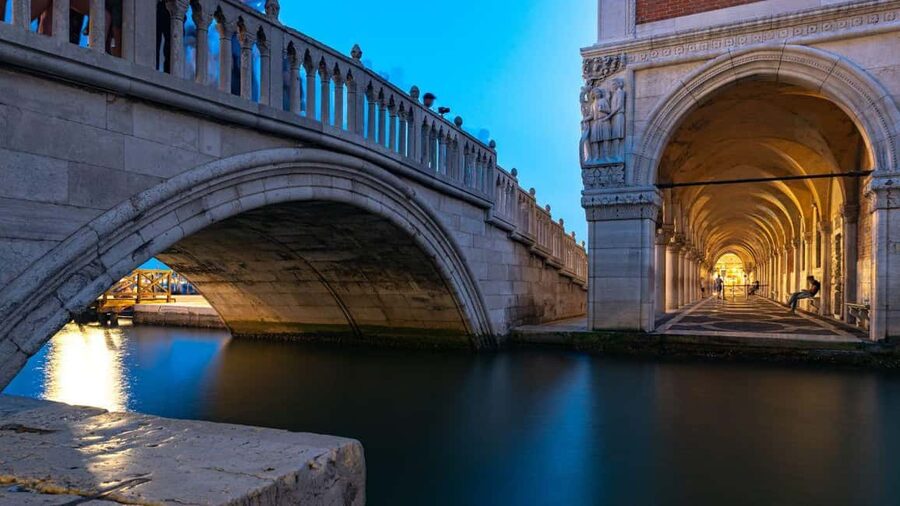 Venice: Shared Gondola Ride at Sunset - The sunset ride and the Venetian view
