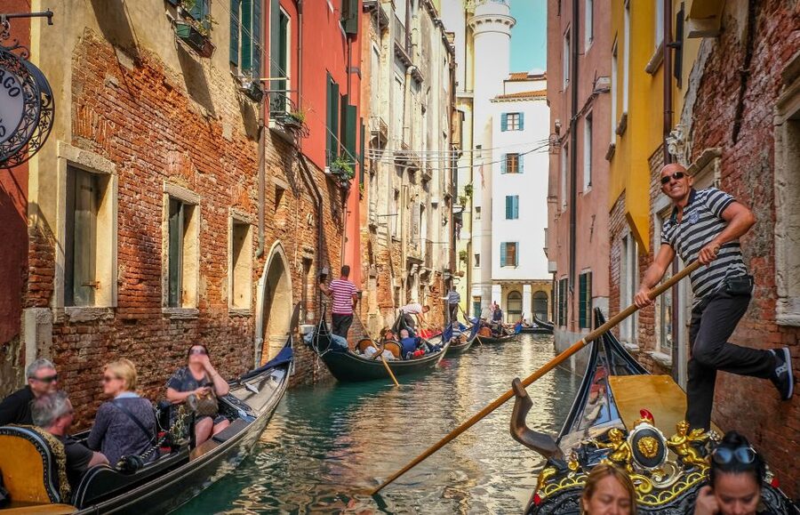 Venice: Shared Gondola Ride through the Lagoon City - Santa Maria della Salute and Punta della Dogana