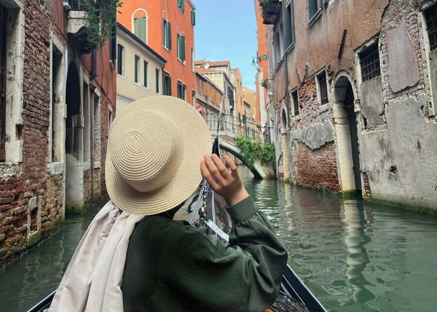 Venice: Shared Gondola Through breathtaking Bridge of Sighs - Key points at a glance