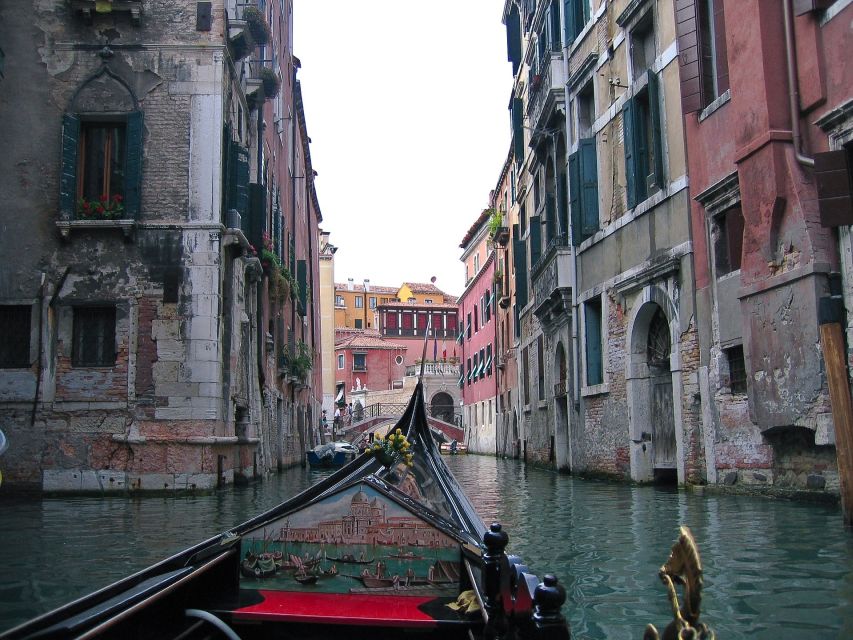 Venice: Shared Gondola Tour - What the gondolier adds, and what you should not expect