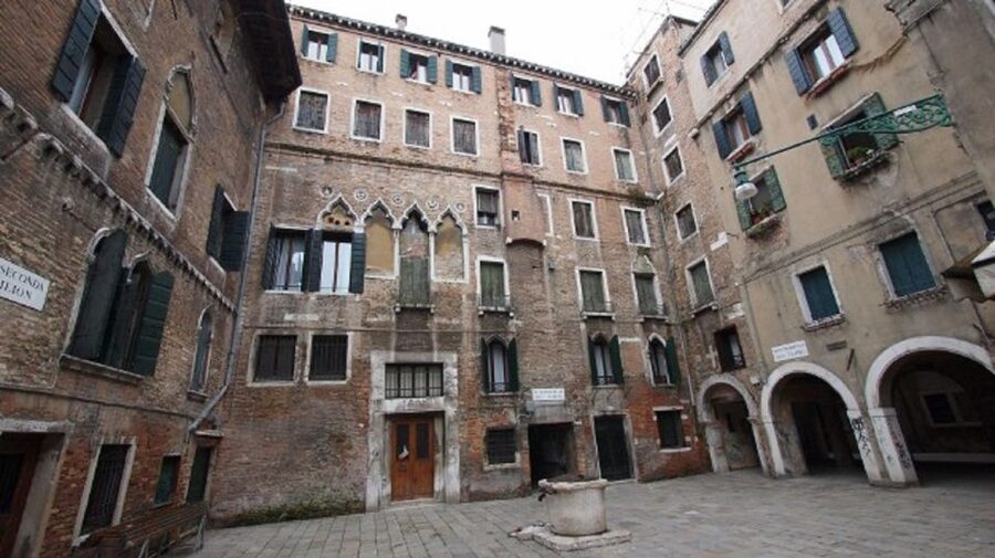 Venice: Sightseeing Tour with a Local expert - San Polo and the Basilica dei Frari