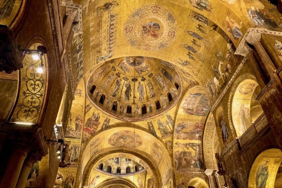 Venice: St. Mark's Basilica and Gondola Morning Tour - Languages, headsets, and group comfort