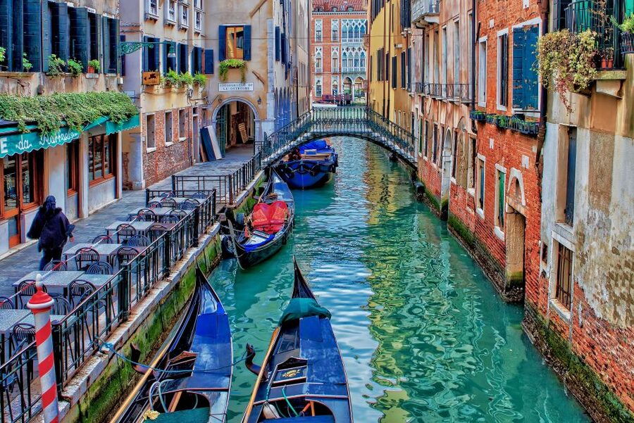 Venice: St Mark's Basilica, Doge's Palace, and Gondola Ride - Crossing the Bridge of Sighs to the prisons