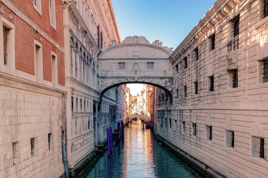 Venice: St. Mark's, Doges Palace, Rialto, and Gondola Tour - The guides make or break the day