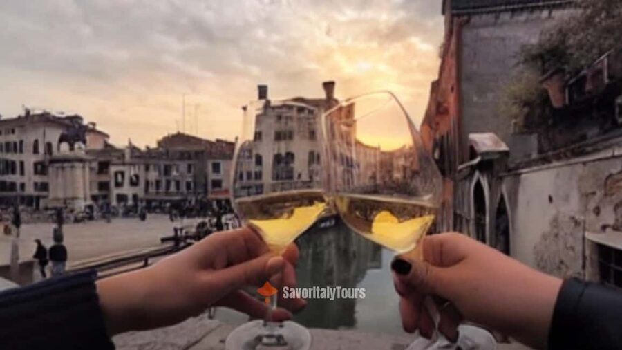 Venice: Sunset Walking Tour with Food and Wine Tastings - Key points at a glance