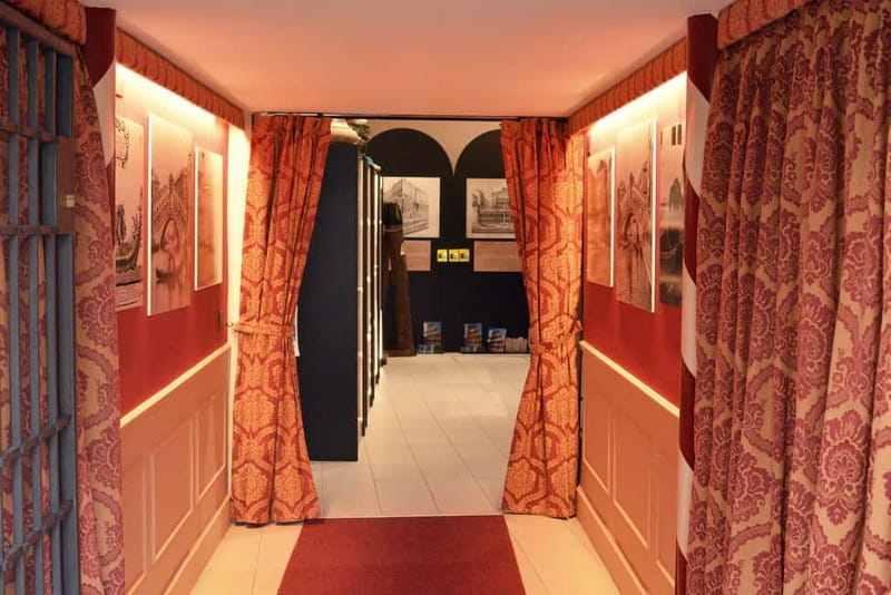 Venice: The Gondola Gallery 3D Experience - The wooden gondola puzzle and bookshop stop