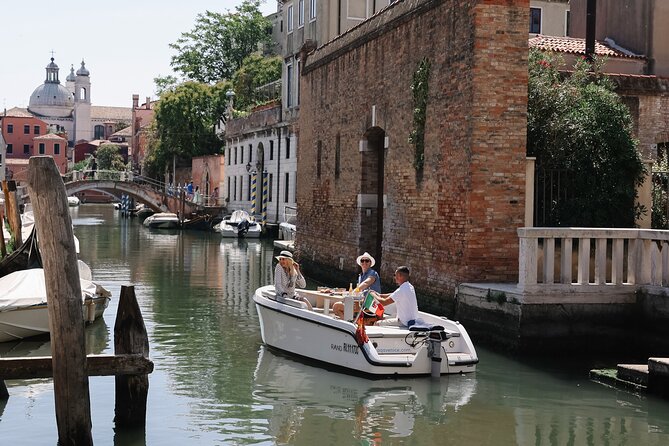 Venice: The Hidden Canals on an Electric Boat - Guide style and the role of questions