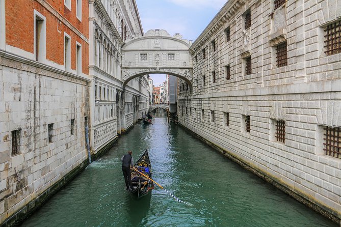 Venice Tour by High-Speed train from Florence - Crossing the Rialto Bridge