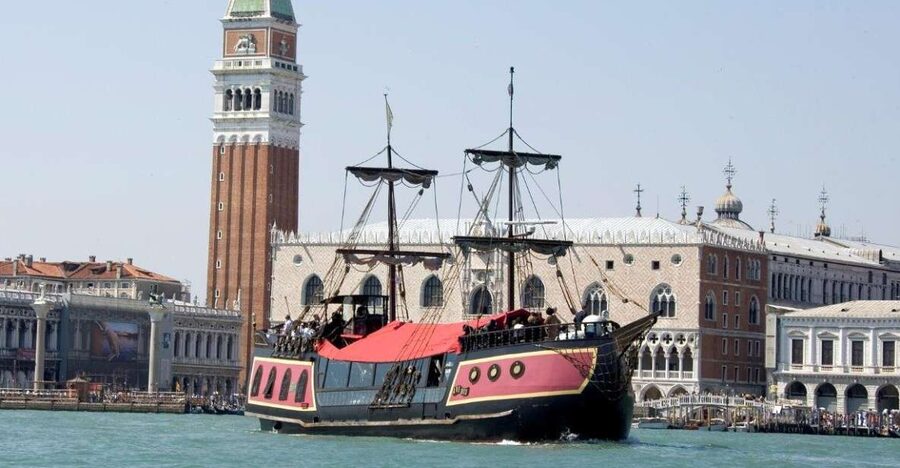 Venice: Venetian Lagoon Tour and Galleon Dinner - Murano, Mazzorbo, and Burano after dark