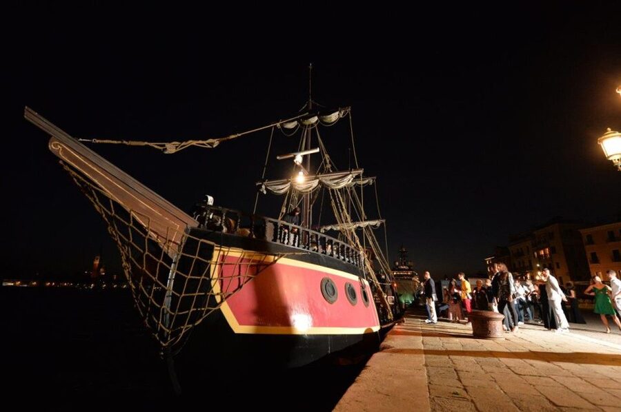 Venice: Venetian Lagoon Tour and Galleon Dinner - What the atmosphere is really like