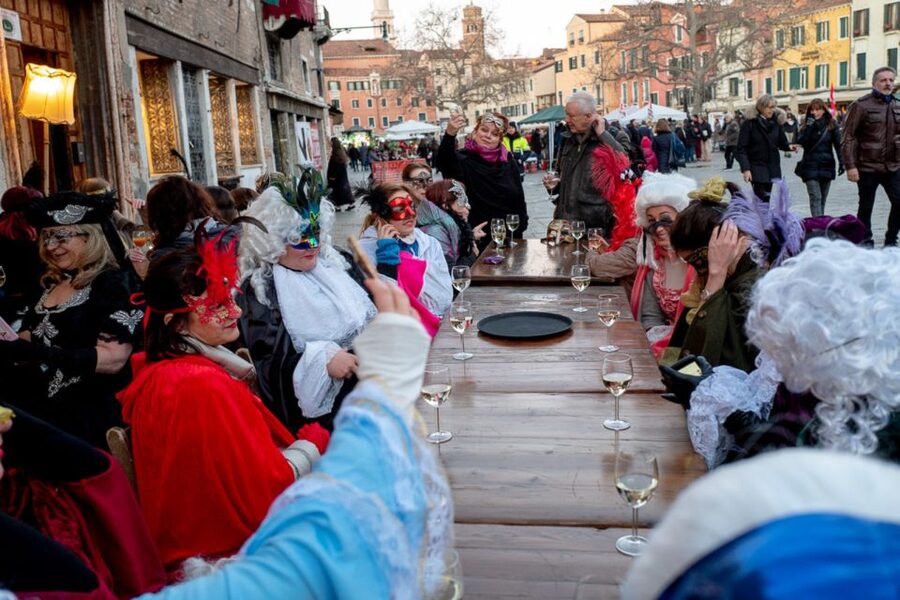 Venice: Venetian Style Carnival Pub Crawl - Starting beside Ca’ Rezzonico at 5 p.m.
