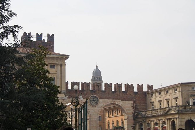 Verona City Sightseeing Walking Tour of Must-See Sites with Local Guide - Juliet’s balcony and Verona’s Shakespeare connection