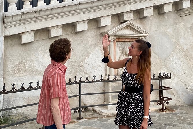 Welcome! Venice Sightseeing kickstart Tour with local guide, small group - Narrow lanes, small squares, wells, and private palaces